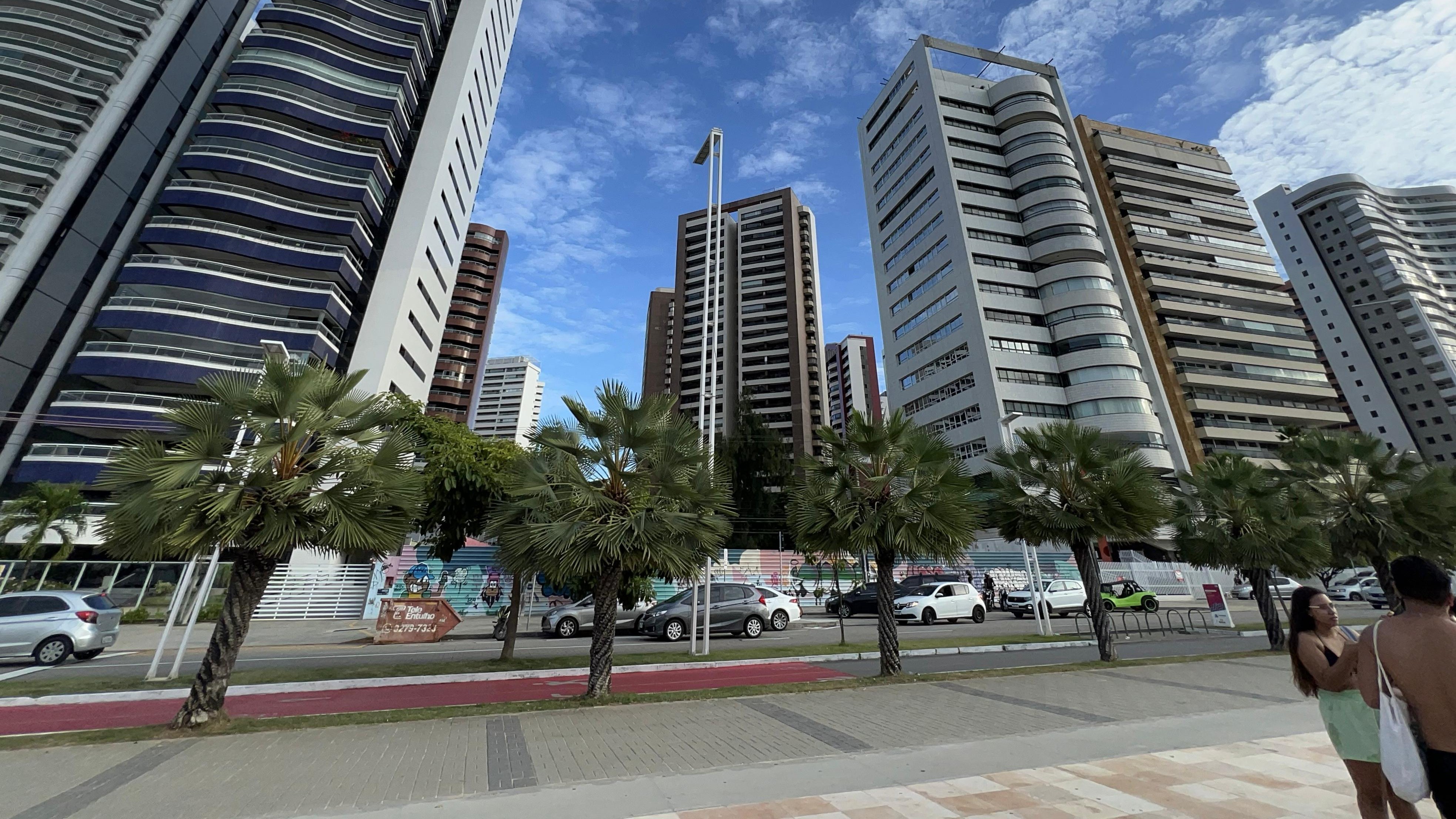 imagem aberta do calçadão da avenida beira-mar com os prédios ao fundo